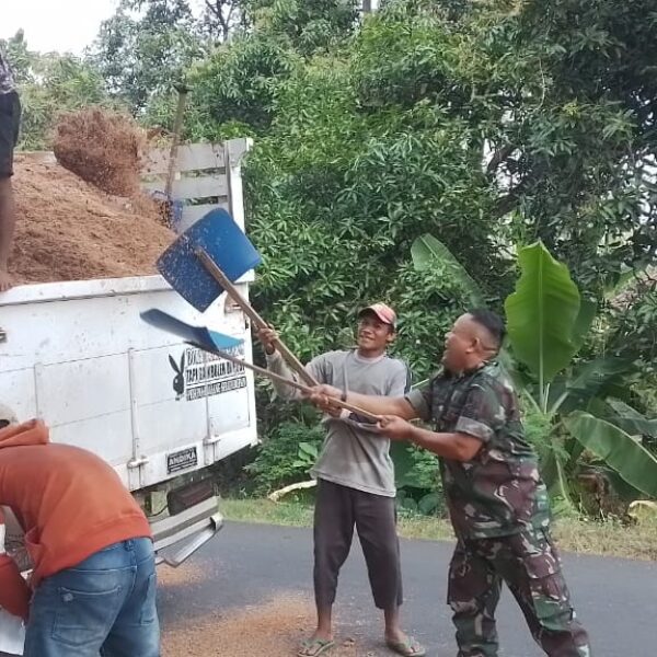Babinsa Koramil Lumbang Dukung UMKM Desa Brangga Dengan Gotong Royong