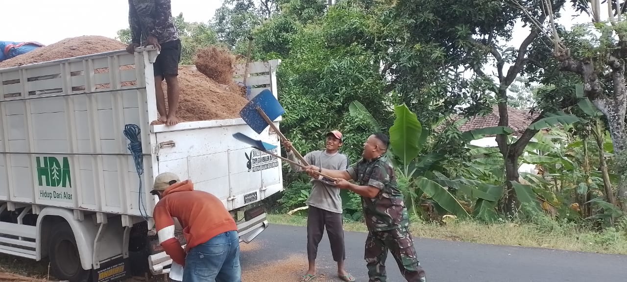 Babinsa Koramil Lumbang Dukung UMKM Desa Brangga Dengan Gotong Royong