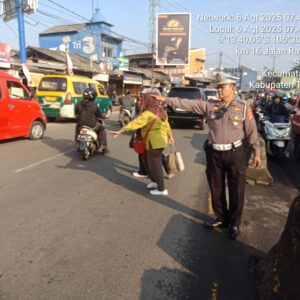 Kanit Lantas Polsek Cikupa Turun Langsung Atur Lalu Lintas di Titik Rawan Macet Kanit Lantas Polsek Cikupa Turun Langsung Atur Lalu Lintas di Titik Rawan Macet
