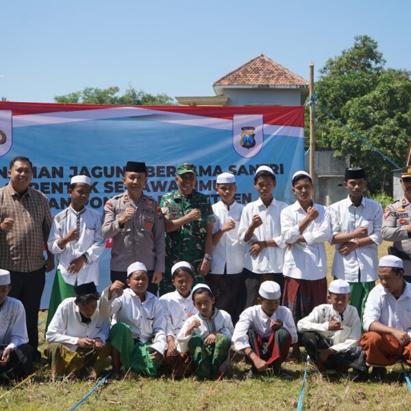 Program Ketahanan Pangan, Polres Kota Probolinggo Tanam Jagung di Ponpes Tanjungsari