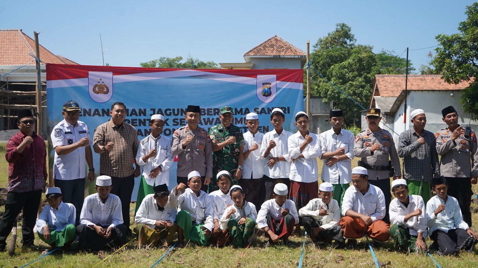 Program Ketahanan Pangan, Polres Kota Probolinggo Tanam Jagung di Ponpes Tanjungsari