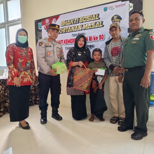 Khitanan Massal Anak Yatim Warnai HUT RI di Dringu Probolinggo