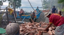 TNI Hadir Ditengah Warga, Babinsa Koramil 1505-04 Oba Bantu Membelah Kayu Bakar di Rumah Duka