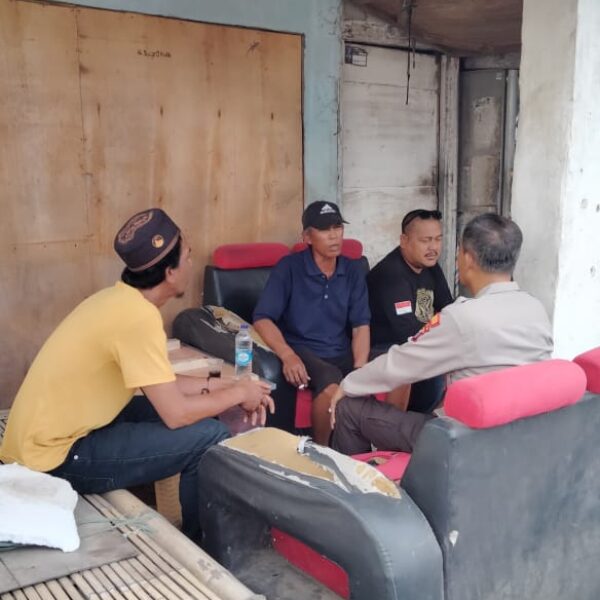 Polsek Kronjo Gelar Patroli Dialogis, Warga Diajak Aktif Jaga Kamtibmas
