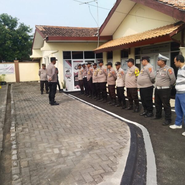 Apel Pagi di Polsek Kronjo, Kapolsek Tekankan Patroli Mobile dan Antisipasi Gangguan Kamtibmas