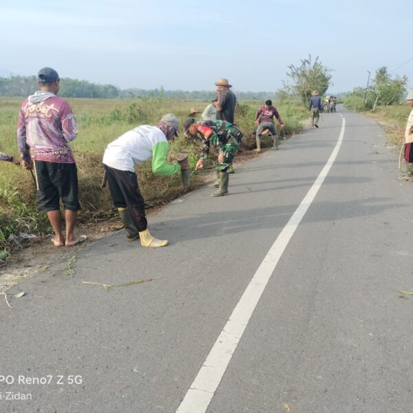 Wujudkan Jalan Bersih, Babinsa dan Warga Rangas Kerja Bakti Kompak
