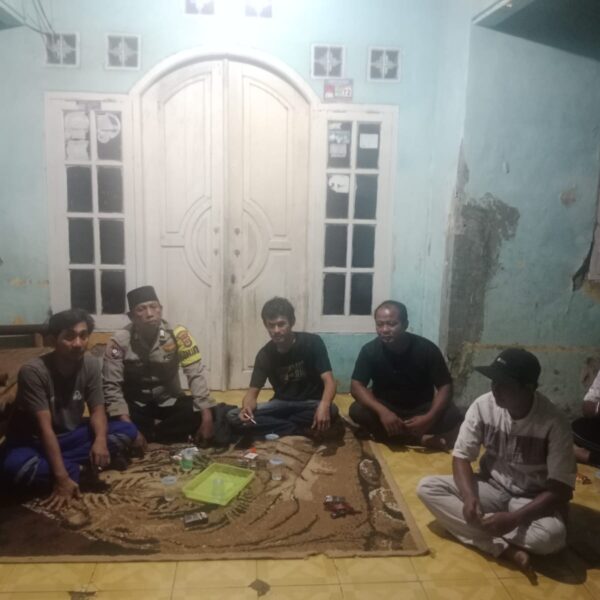Polsek Kronjo Sambangi Tokoh Masyarakat dan Staf Desa Bakung untuk Jaga Kamtibmas