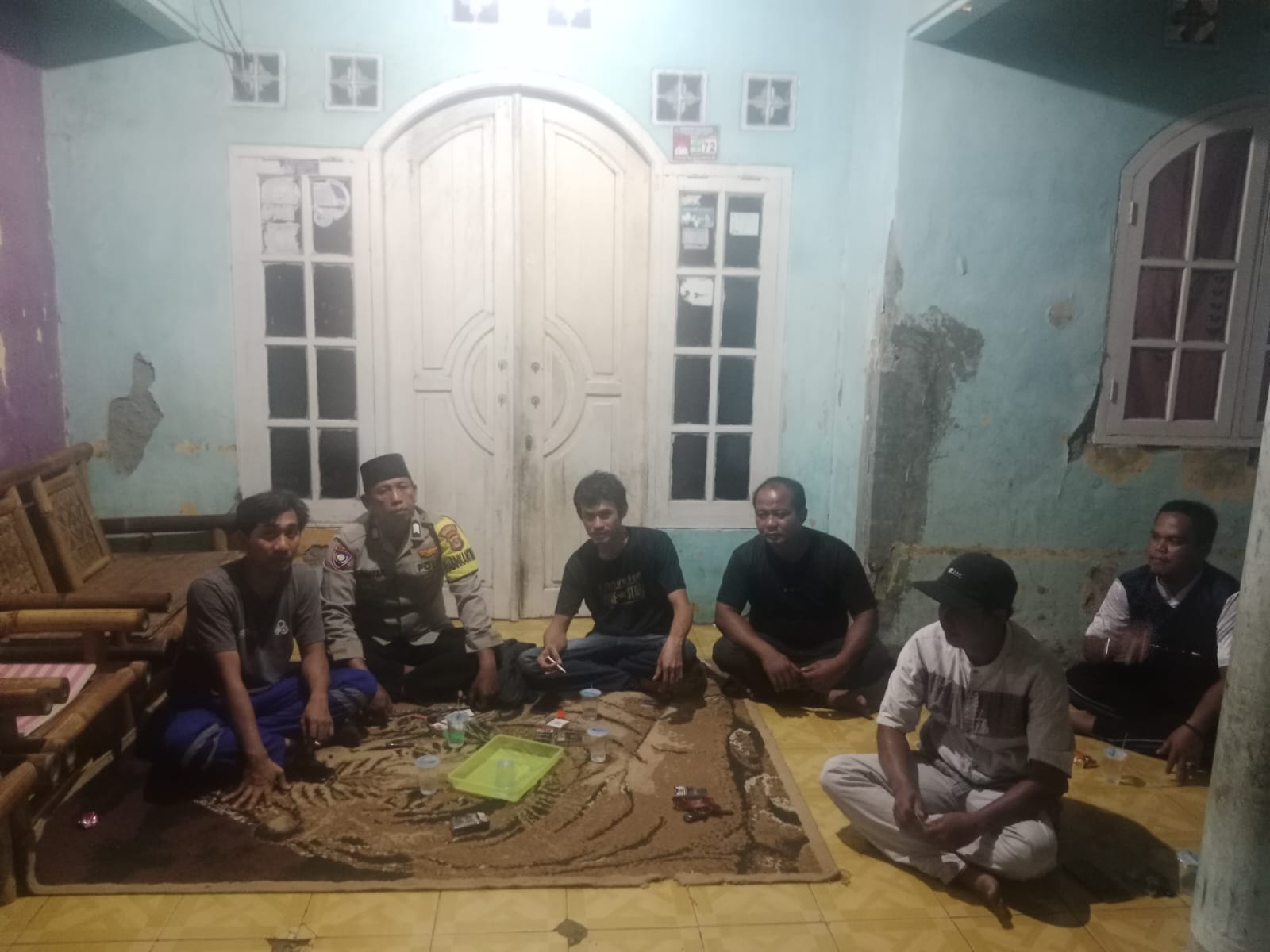 Polsek Kronjo Sambangi Tokoh Masyarakat dan Staf Desa Bakung untuk Jaga Kamtibmas