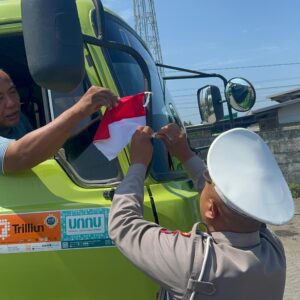 Jelang HUT RI Ke-80, Satlantas Probolinggo Kota Edukasi dan Bagikan Bendera