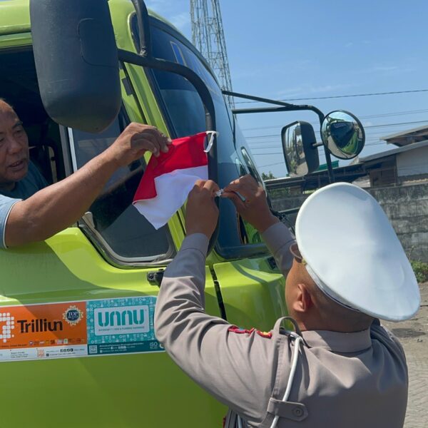 Jelang HUT RI Ke-80, Satlantas Probolinggo Kota Edukasi dan Bagikan Bendera