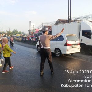 Protap Pagi Polsek Cikupa, Lalu Lintas di Pertigaan Columbus Lebih Tertib Protap Pagi Polsek Cikupa, Lalu Lintas di Pertigaan Columbus Lebih Tertib