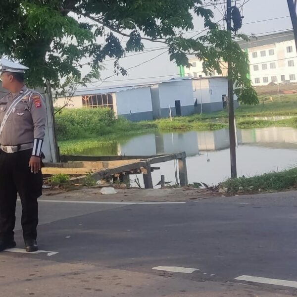 Polsek Kronjo Gelar Strong Point Gatur Lalin, Arus Kendaraan Lancar dan Aman
