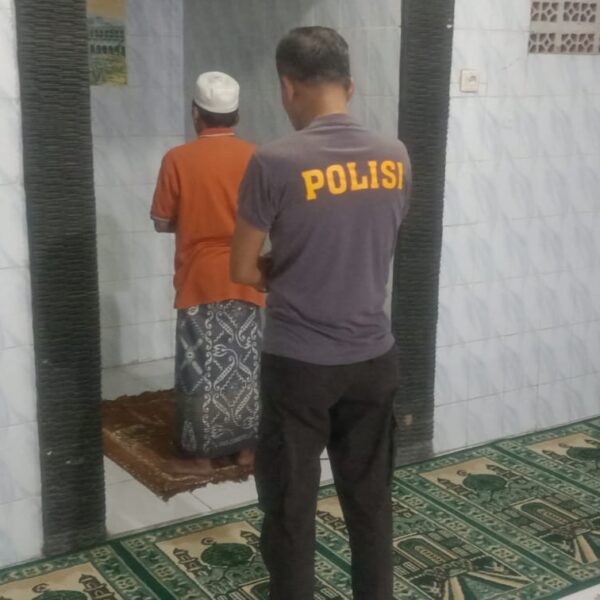 Polsek Kronjo Laksanakan Salat Subuh Berjamaah Bersama Warga di Mushollah Al Rahman