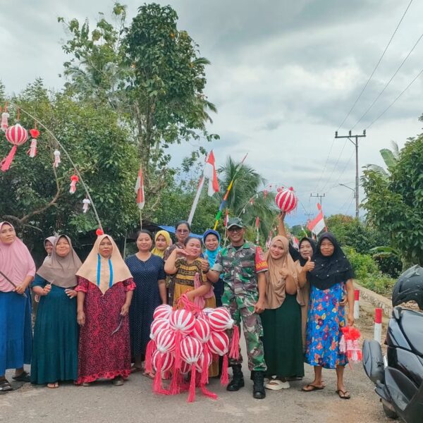 Sambut Kemerdekaan, Babinsa dan Masyarakat Argo Mulyo Pasang Bendera Merah Putih