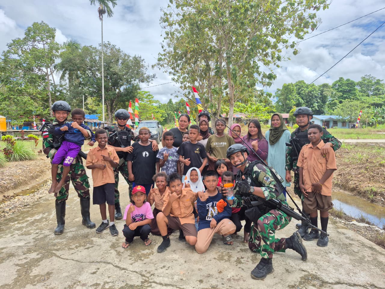 Satgas Pamtas kewilayahan RI-PNG Yonif 410/Alugoro Bersama Masyarakat Distrik Meyado, Kab. Bintuni, Papua Barat Melaksanakan Upacara HUT RI Ke 80