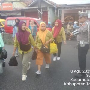 Atasi Kemacetan, Polsek Cikupa Gelar Pengaturan Arus Lalu Lintas di Jalan Raya Serang Atasi Kemacetan, Polsek Cikupa Gelar Pengaturan Arus Lalu Lintas di Jalan Raya Serang