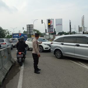 Personel Polsek Cikupa Laksanakan Pecak di Jalan Raya Pasar Kemis Personel Polsek Cikupa Laksanakan Pecak di Jalan Raya Pasar Kemis