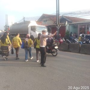 Polsek Cikupa Laksanakan Pengaturan Lalu Lintas Pagi Hari, Wujudkan Kamseltibcar di Jam Sibuk Polsek Cikupa Laksanakan Pengaturan Lalu Lintas Pagi Hari, Wujudkan Kamseltibcar di Jam Sibuk