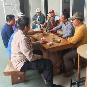 Bhabinkamtibmas Desa Bojong Sambang Warga, Tingkatkan Kedekatan Polri dengan Masyarakat Bhabinkamtibmas Desa Bojong Sambang Warga, Tingkatkan Kedekatan Polri dengan Masyarakat