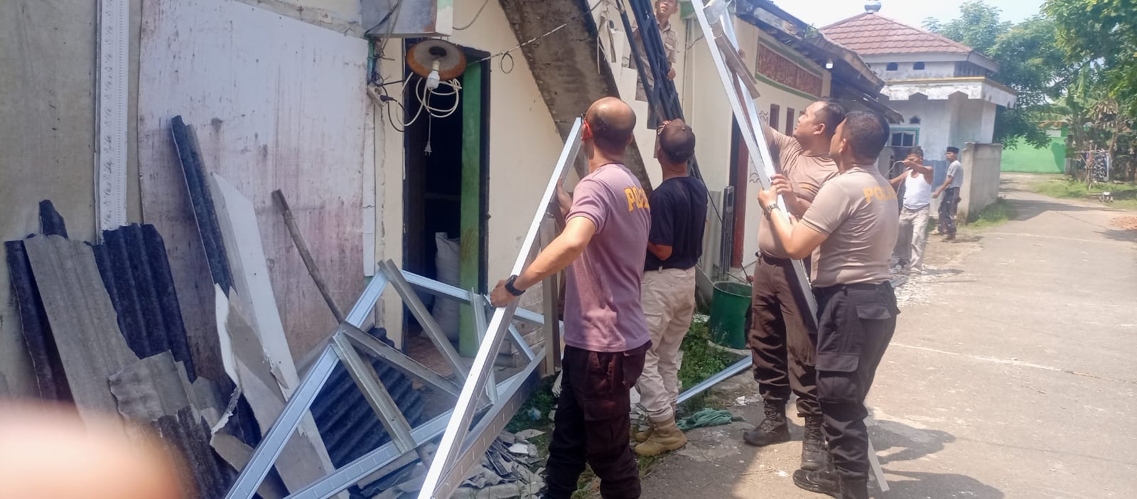 Polsek Tigaraksa Laksanakan Kegiatan Kerja Bakti di Ponpes Darut Tafsir, Desa Taban Kecamatan Jambe