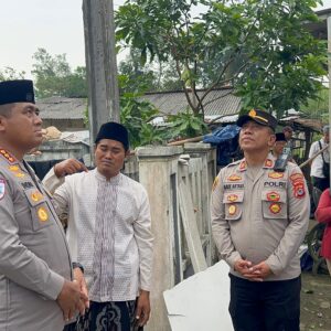 Kapolresta Tangerang Kunjungi Warga Desa Taban Terdampak Angin Puting Beliung Kapolresta Tangerang Kunjungi Warga Desa Taban Terdampak Angin Puting Beliung