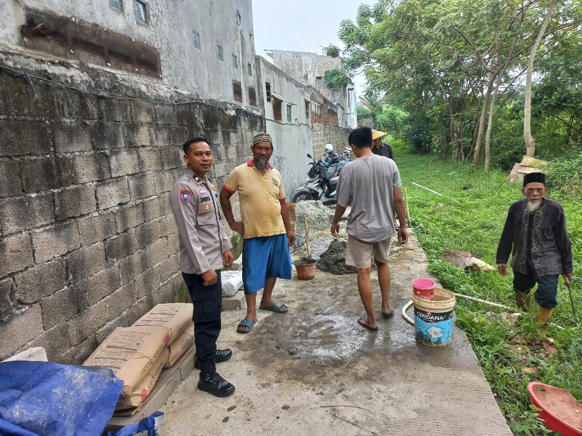 Bhabinkamtibmas Pasir Gadung Sambang dan Kerja Bakti Pembuatan WC Makam
