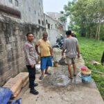 Aipda Dieko A Ajak Warga Pasir Gadung Kerja Bakti Pembuatan WC Makam Aipda Dieko A Ajak Warga Pasir Gadung Kerja Bakti Pembuatan WC Makam