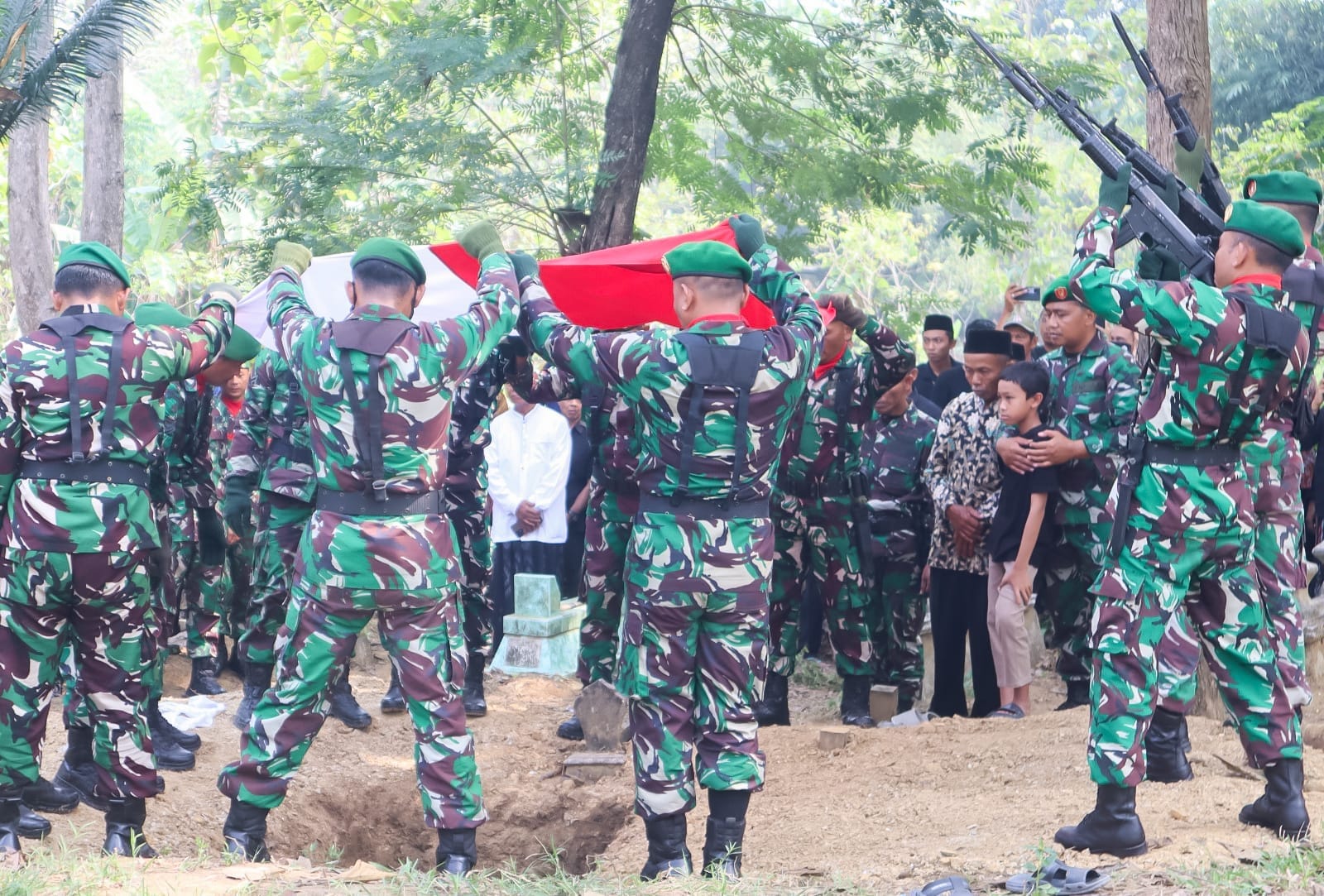 Kasdim 0813 Bojonegoro Pimpin Upacara Pemakaman Jenazah Babinsa Koramil Ngraho