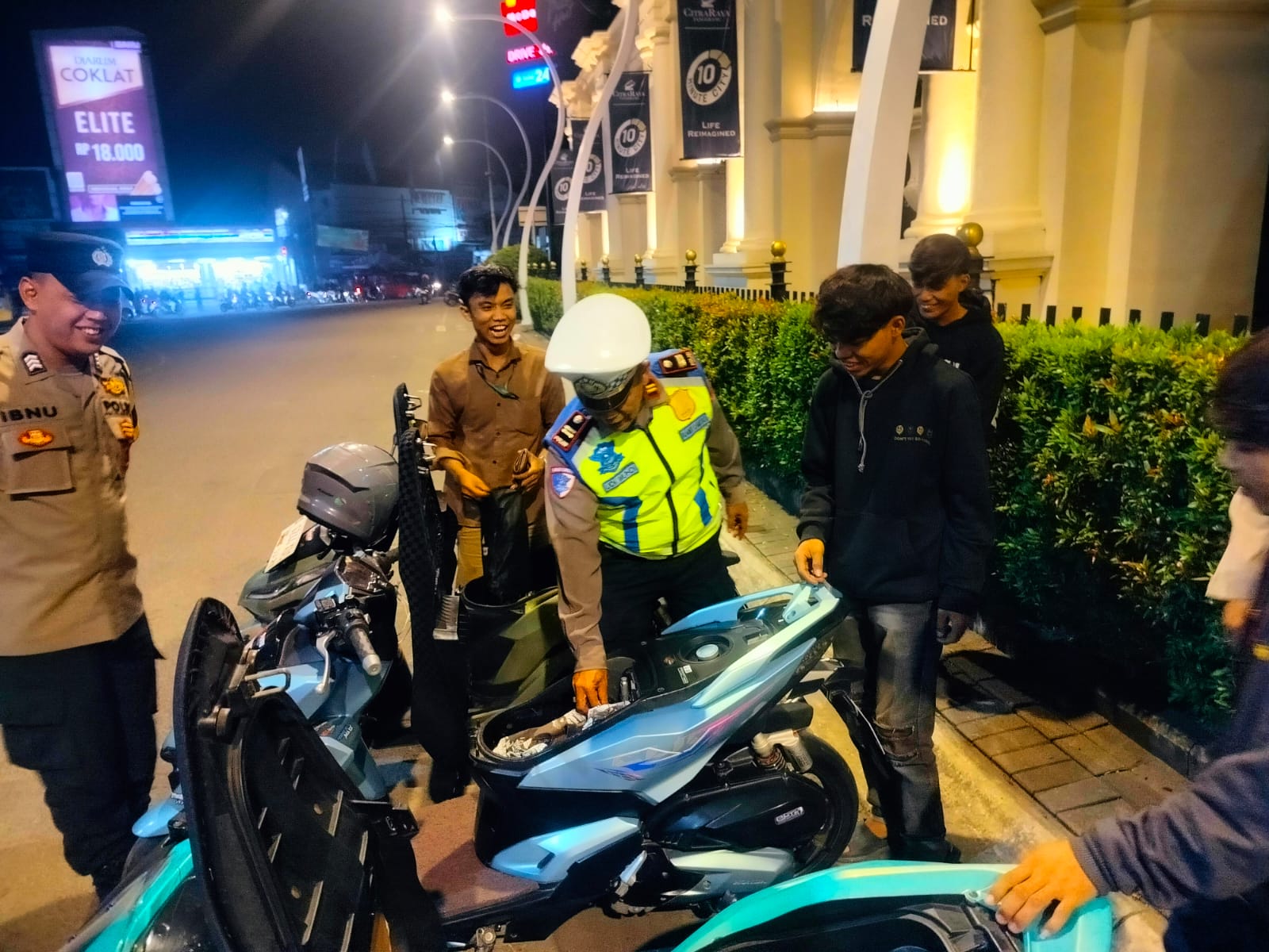 Polsek Cikupa Gelar Patroli Malam di Gerbang Citra Raya, Antisipasi Gangguan Kamtibmas