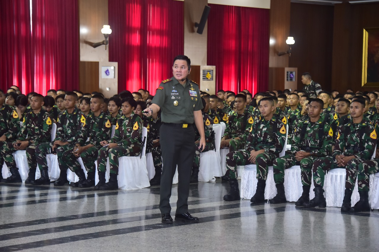 Ceramah Gubernur Akmil kepada Taruna tentang Sejarah Papua Kembali ke Pangkuan Ibu Pertiwi