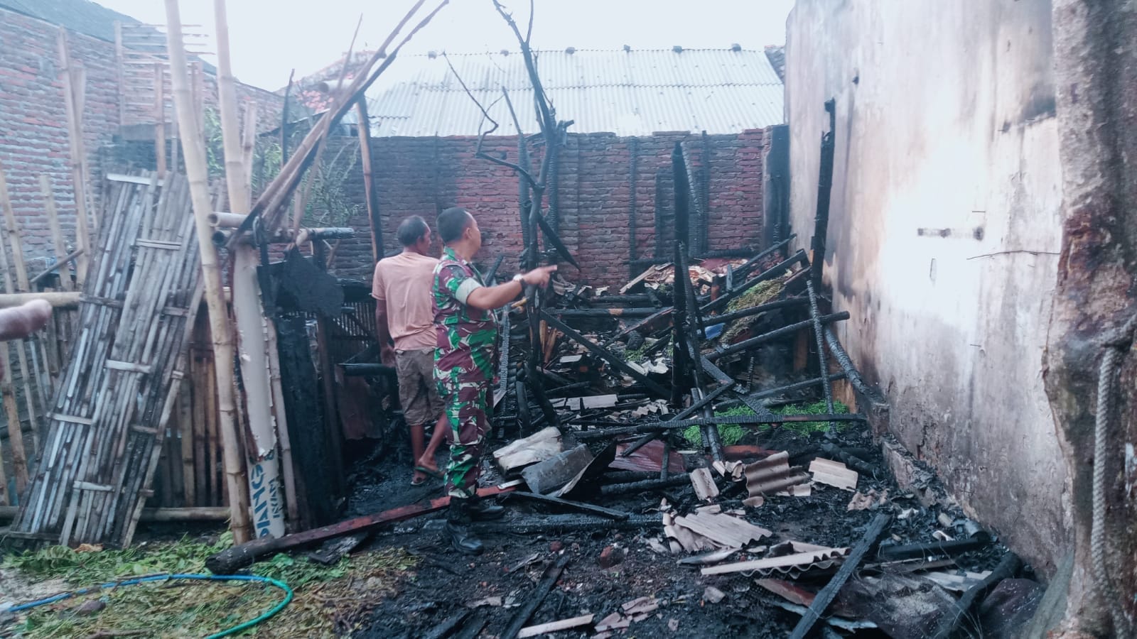 Tanggap Darurat, Babinsa Bersama Warga Padamkan Kebakaran di Rumah Warga Pilang