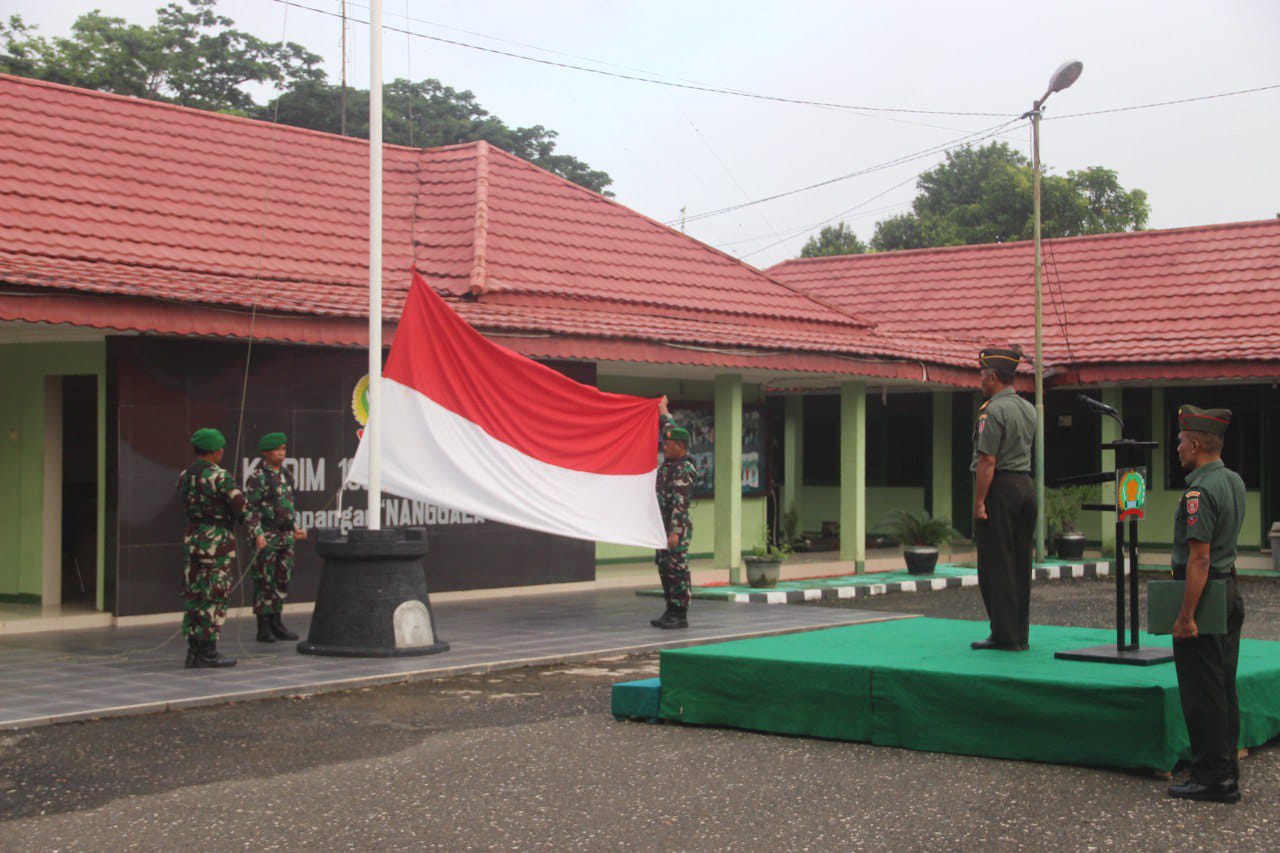 Pasi Intel Kodim 1008/Tabalong Pimpin Langsung Upacara Bendera Merah Putih
