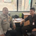 Polisi Atur Arus Lalin di Lampu Merah Kedaton Polisi Atur Arus Lalin di Lampu Merah Kedaton