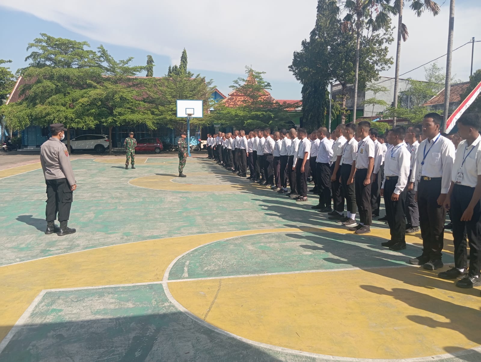 TNI Polri Dampingi LDDK 2025 SMKN 4 Kota Probolinggo Penuh Semangat TNI Polri Dampingi LDDK 2025 SMKN 4 Kota Probolinggo Penuh Semangat