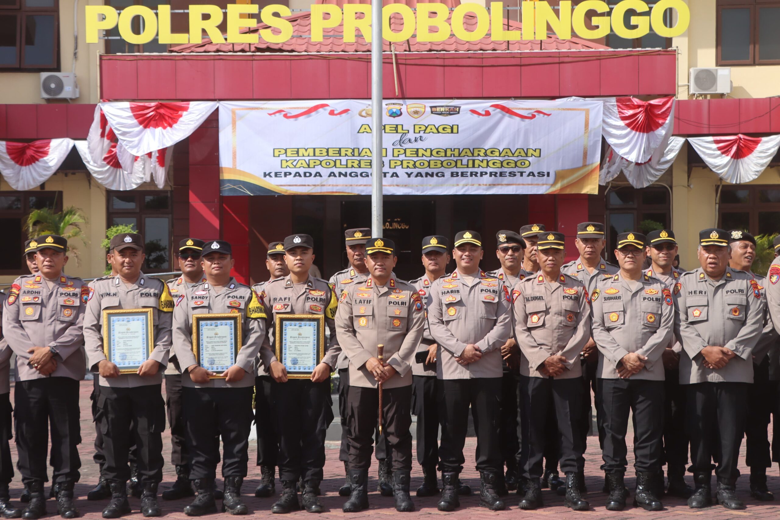Dedikasi Tiga Anggota Bhabinkamtibmas Polres Probolinggo Diganjar Penghargaan
