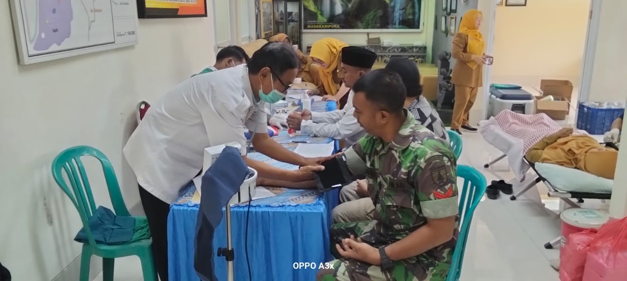 HUT RI ke-80, TNI dan Warga Lumbang Kompak Donor Darah