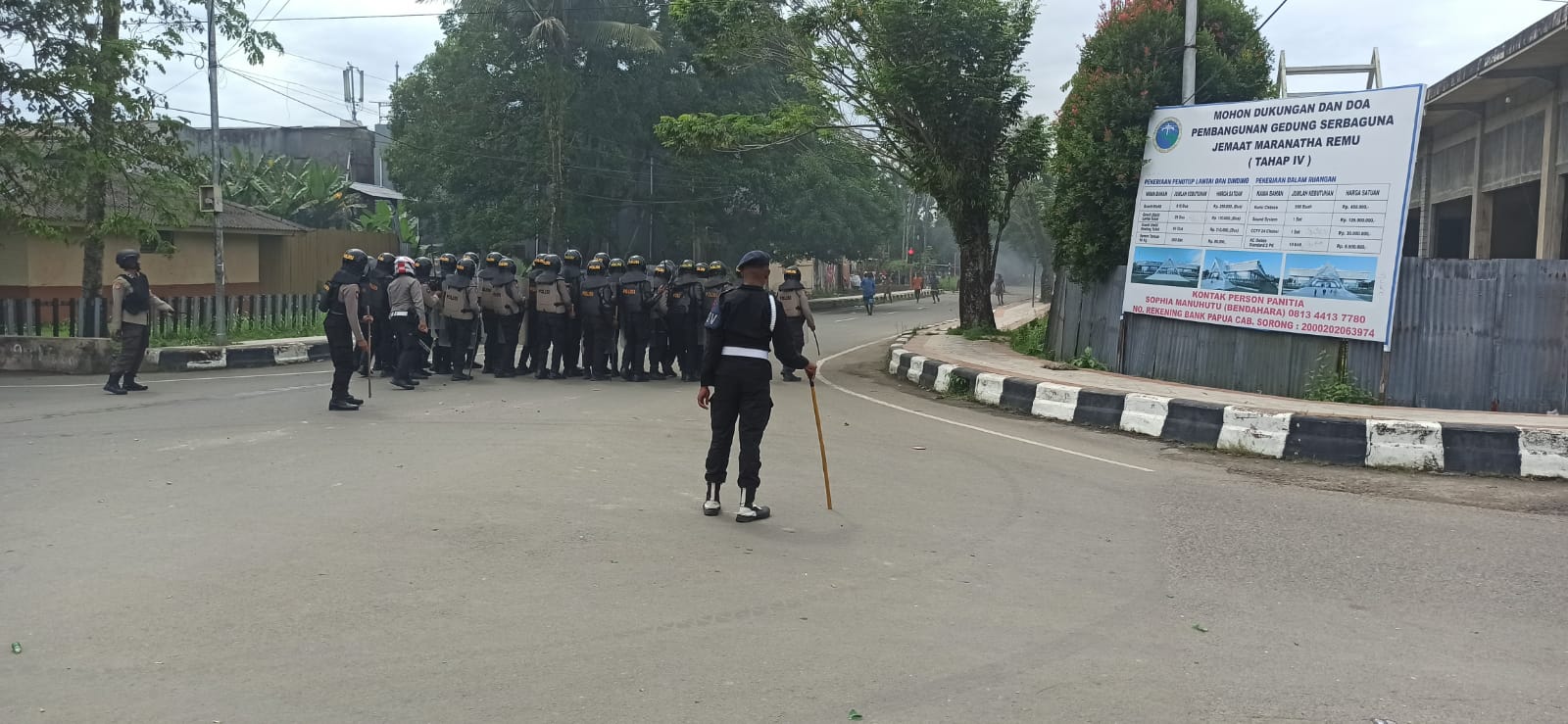 Blokade Jalan dan Aksi Massa Warnai Pemindahan Tahanan Makar dari Sorong