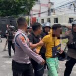 Polisi Tangkap 10 Pelaku Perusakan dan Membuka Blokade Jalan di Sorong Polisi Tangkap 10 Pelaku Perusakan dan Membuka Blokade Jalan di Sorong