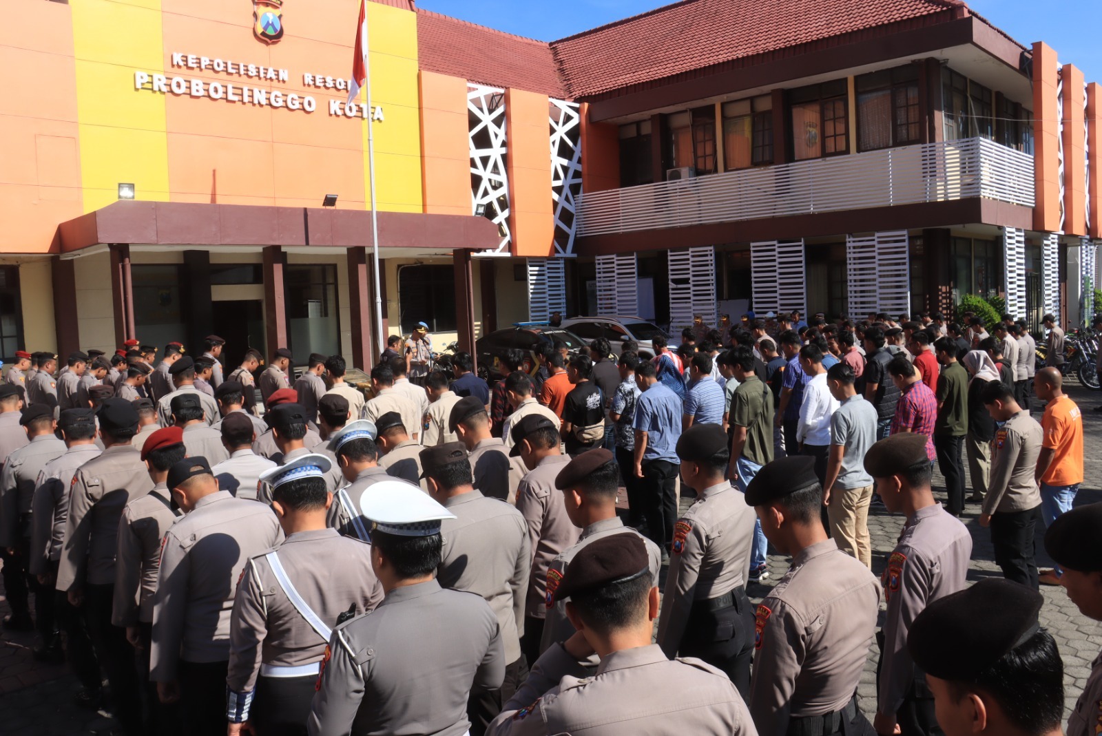 Ratusan Personel Polres Probolinggo Kota Gelar Doa Keselamatan Bangsa