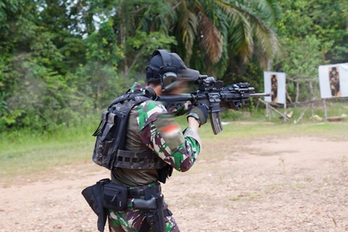 Pasukan Khusus TNI dan USSOF Gelar Latihan Menembak Reaksi di Baturaja
