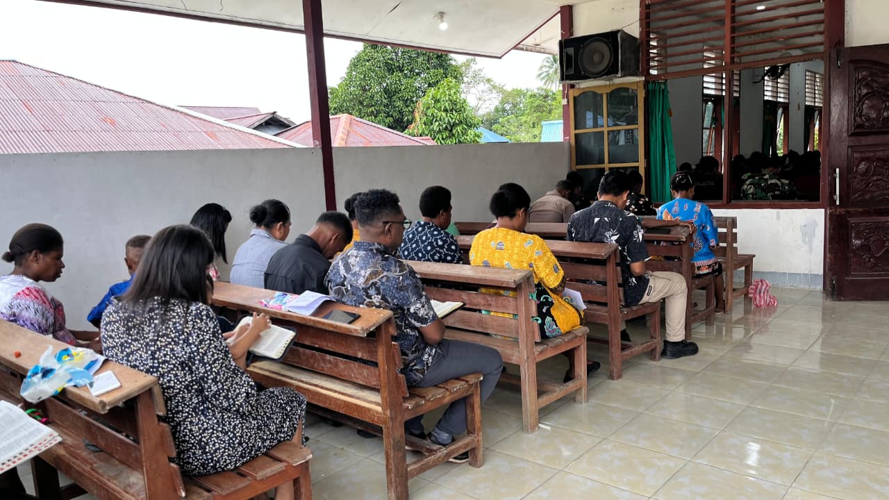 Kapolres Maybrat Sampaikan Pesan Kamtibmas di Jemaat GKI Sion Kumurkek