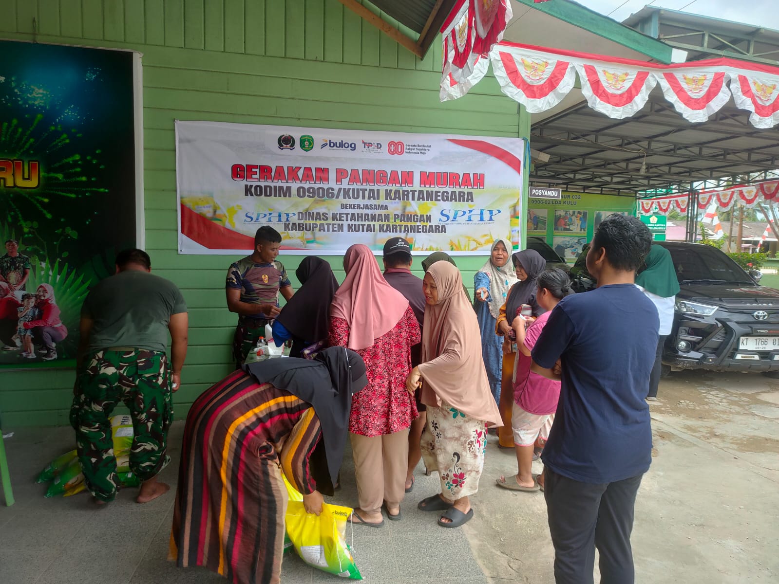 Babinsa Jembayan Bantu Penyaluran Program Gerakan Pangan Murah Di Wilayah Binaan