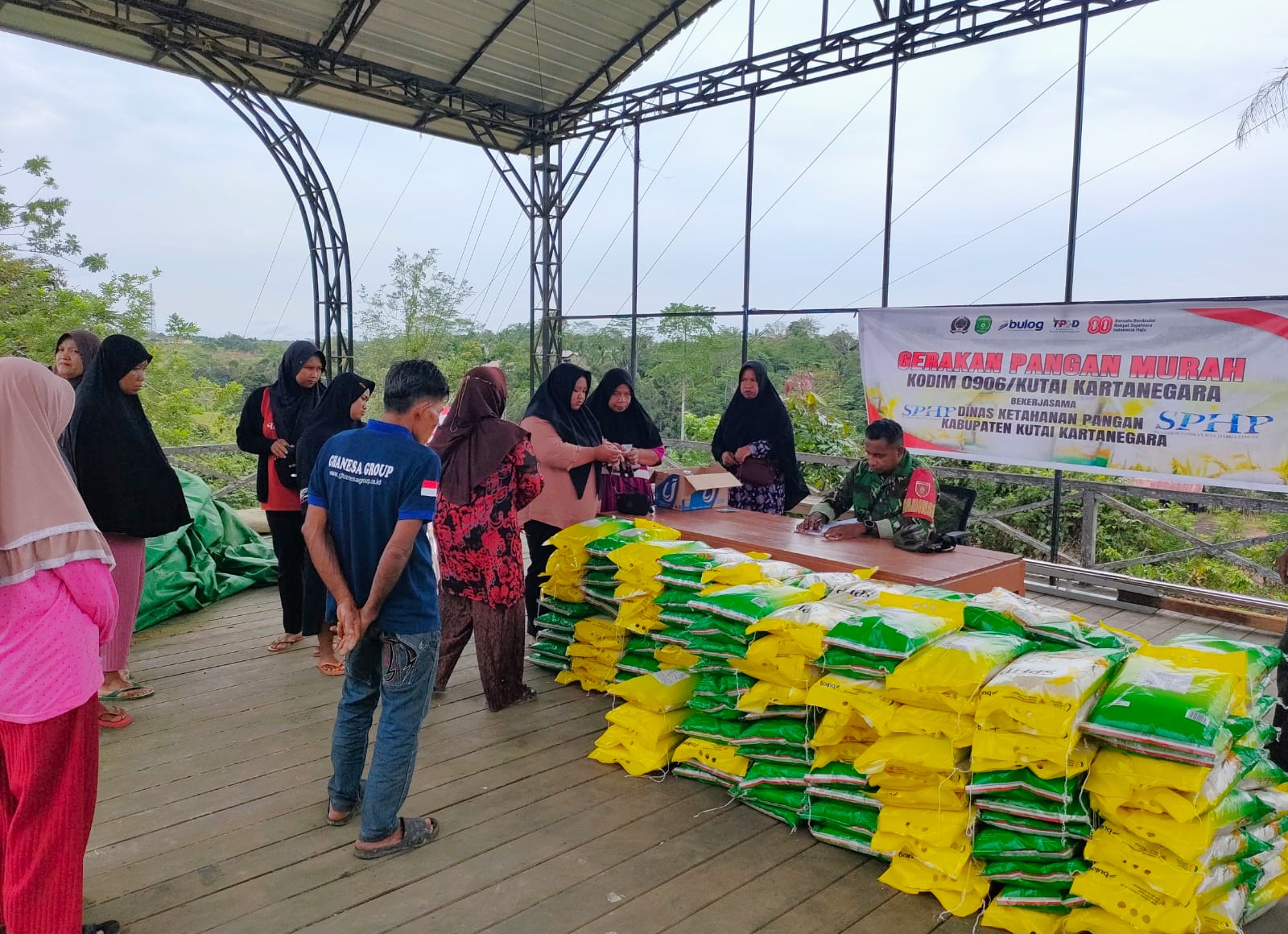 Gerakan Pangan Murah, Koramil Loa Kulu Sediakan 340 Karung Beras SPHP Bagi Warga Desa Margahayu