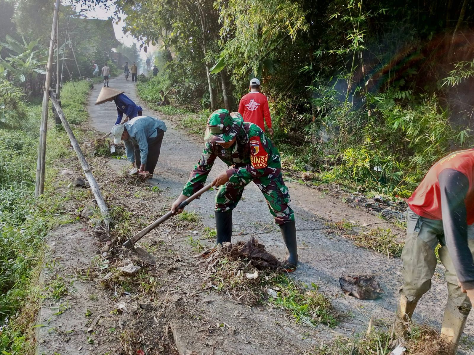 Dari Desa Jugo Babinsa Bersama Warga Kerja Bakti Wujudkan Lingkungan Bersih