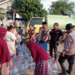 Wujud Kepedulian, Kapolres Cilegon Dukung Polsek Bojonegara Distribusikan Air Bersih ke Desa Bojonegara Wujud Kepedulian, Kapolres Cilegon Dukung Polsek Bojonegara Distribusikan Air Bersih ke Desa Bojonegara