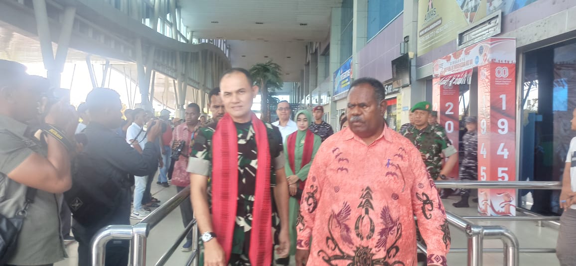 Gubernur Papua Barat Daya Sambut Hangat Kedatangan Danrem 181/PVT Kolonel Inf Slamet Riadi di Bandara DEO