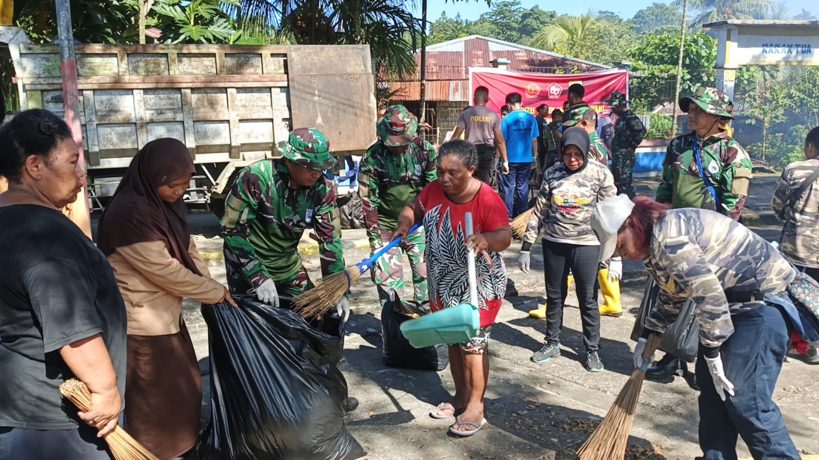 20 Kubik Sampah Diangkut, TNI dan Rakyat Bersatu Bersihkan Teluk Sawaibu