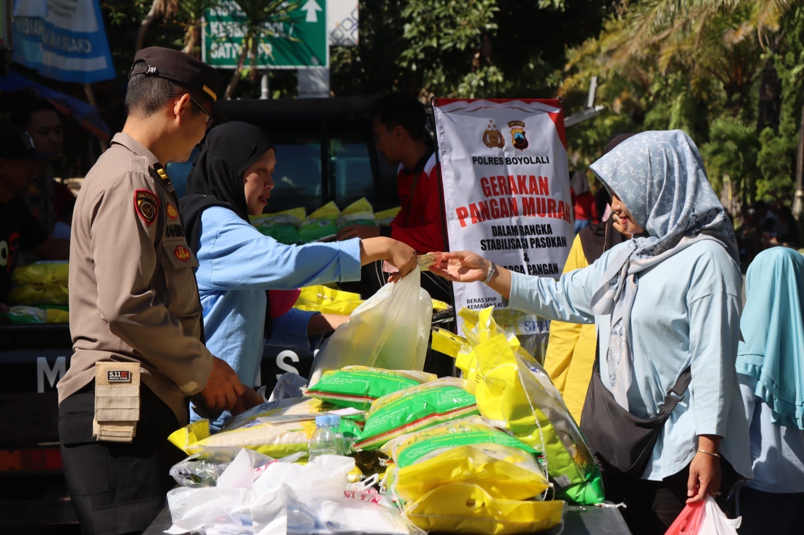 Polres Boyolali Gelar Gerakan Pangan Murah saat CFD, Warga Antusias Sambut Program Beras Murah* Polres Boyolali Gelar Gerakan Pangan Murah saat CFD, Warga Antusias Sambut Program Beras Murah*