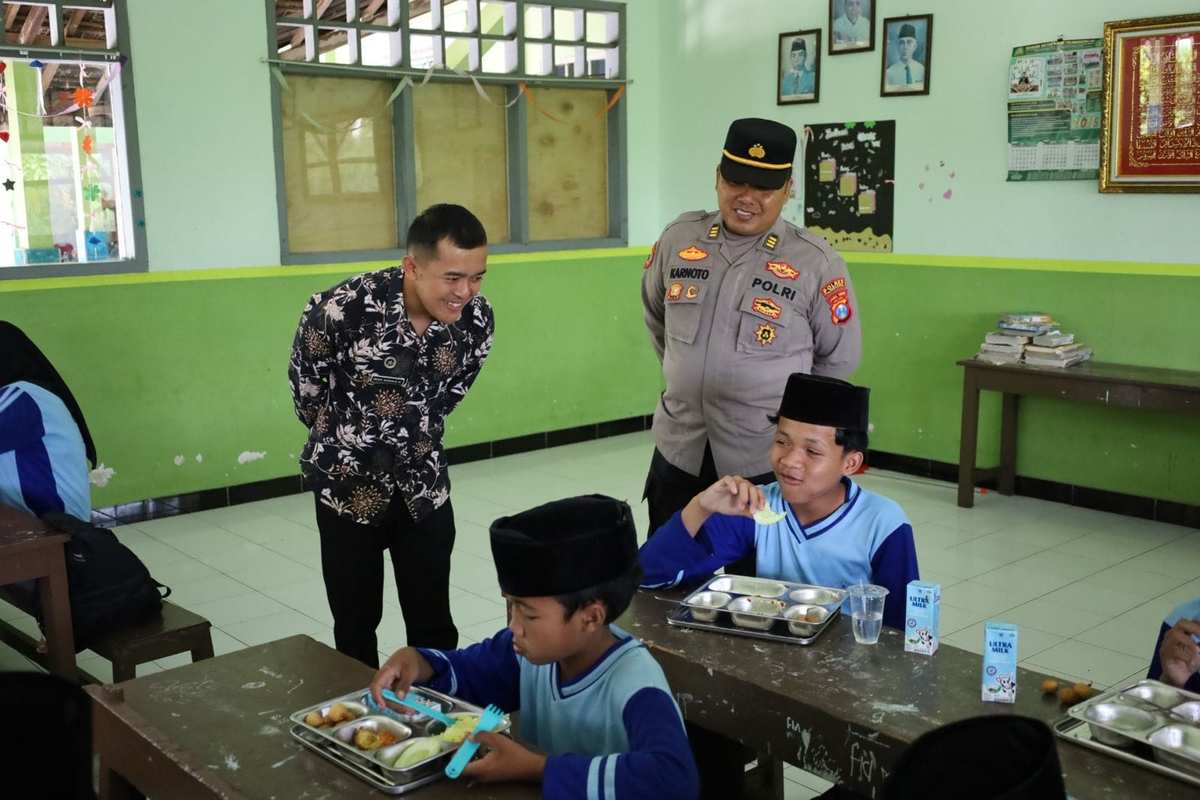 Ahli Gizi dari JICA Acungi Jempol Pelaksanaan MBG oleh SPPG Polres Tulungagung* Ahli Gizi dari JICA Acungi Jempol Pelaksanaan MBG oleh SPPG Polres Tulungagung*