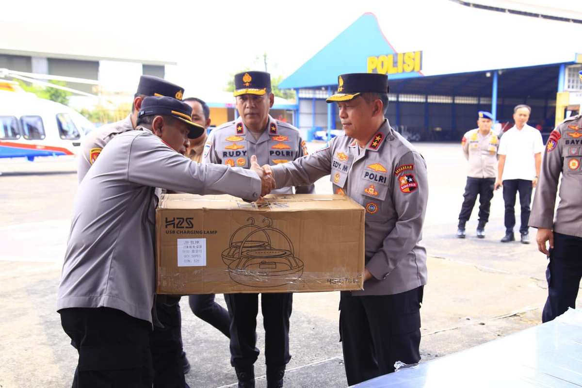 Polri Berangkatkan Bantuan Kemanusiaan ke NTT untuk Bantu Korban Banjir dan Longsor